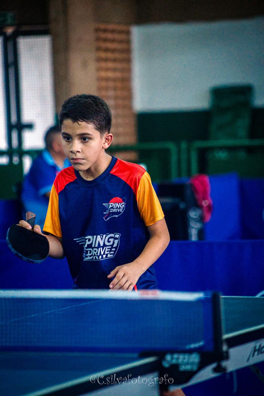 Jovem atleta treinando tênis de mesa na Ping Drive
